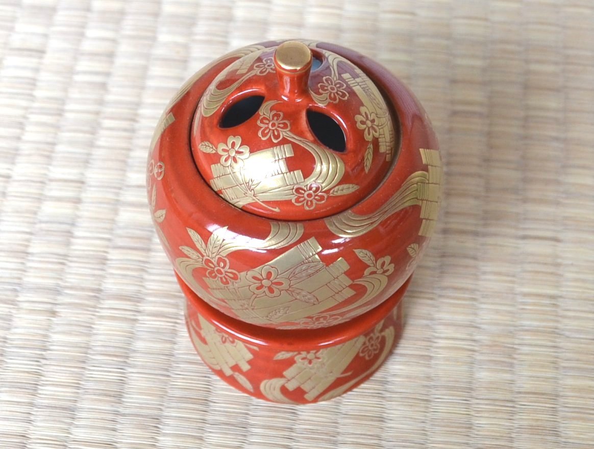 Amazon｜【有田焼】朱巻金襴蒔絵 台付香炉（木箱入）｜仏壇用香炉